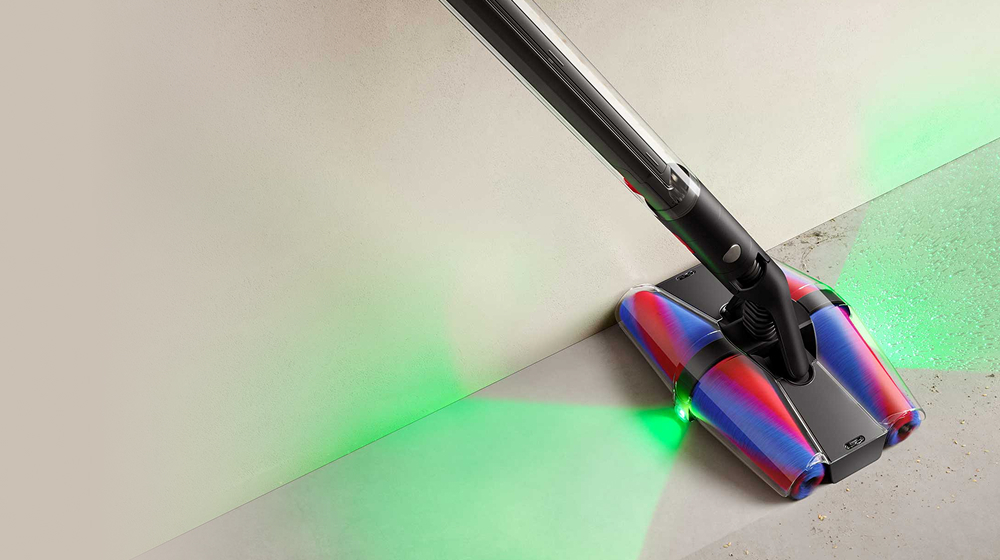 El cabezal de limpieza Fluffycones de la aspiradora Dyson PencilVac limpia el polvo y los residuos del piso.