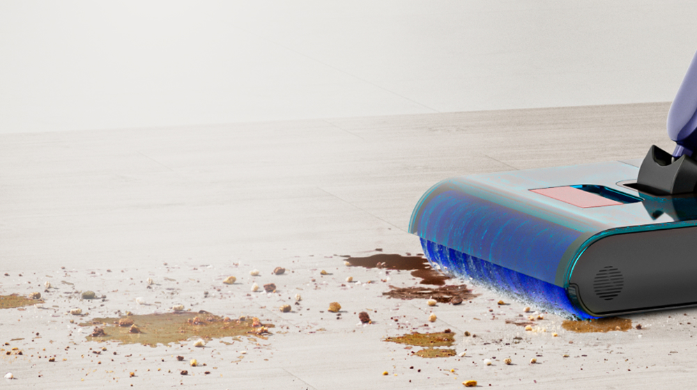 La aspiradora Hygiene para pisos duros Dyson Clean+Wash limpia derrames en pisos duros sin necesidad de una aspiradora.