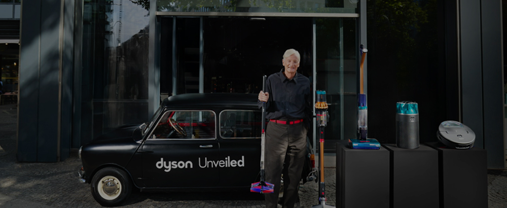 Sir James Dyson presenta la aspiradora inalámbrica Dyson PencilVac en un evento.